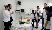A presidente do Fundo Social de Mogi, Karin Melo, participou da aula inaugural da primeira turma de 2018 do projeto Chefs Notáveis, formada por alunos da Emesp (Ney Sarmento/ PMMC)