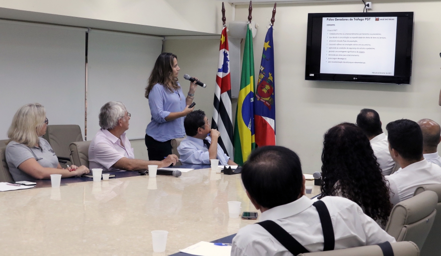Diretora de Trânsito, Priscila Freire da Silva, deu detalhes do projeto aos vereadores durante a reunião desta terça-feira (Foto: Ney Sarmento/PMMC)