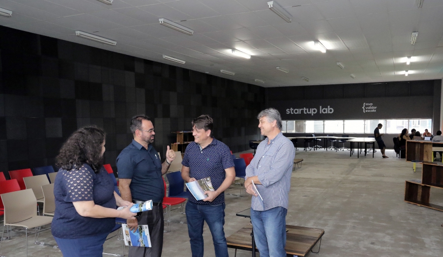 O prefeito de Fernandópolis, André Pessuto, visitou a instalações do Polo Digital em Cezar de Souza. (Foto: Ney Sarmento/PMMC)