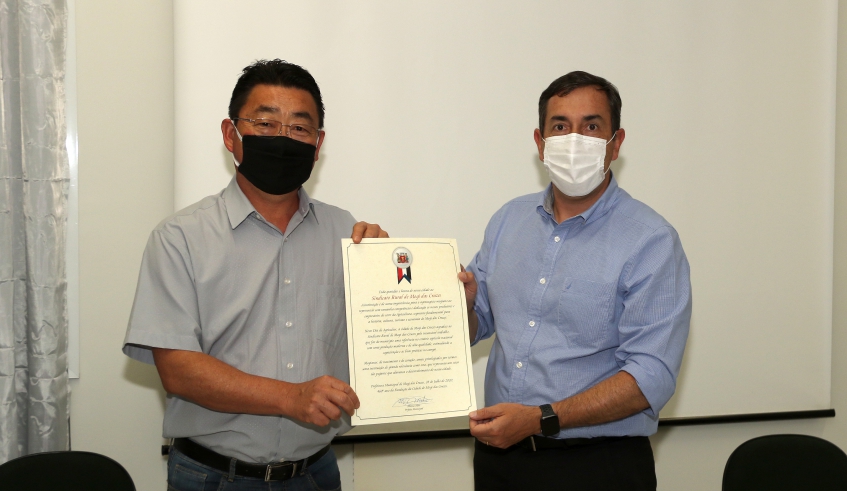 O diploma de agradecimento foi entregue pelo prefeito Marcus Melo ao presidente do Sindicato Rural, Gildo Takeo Saito. (Foto: Ney Sarmento/PMMC)