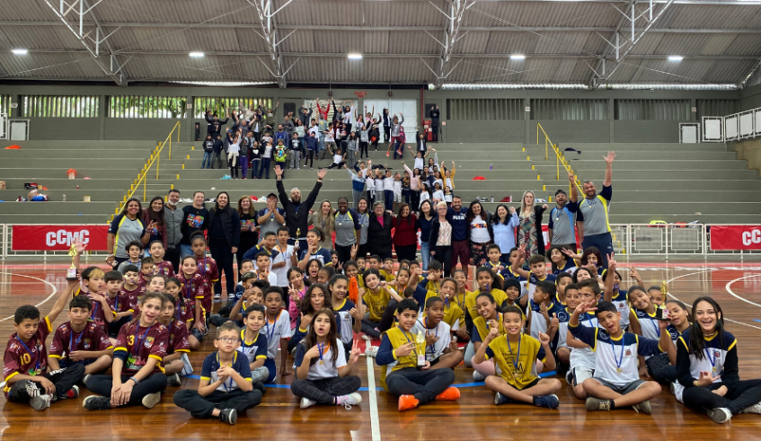 Prefeitura de Mogi das Cruzes - Notícias - Time de Queimada do Cempre  Oswaldo levanta a taça da 1ª Olimpíada e Paralimpíada da rede municipal de  ensino