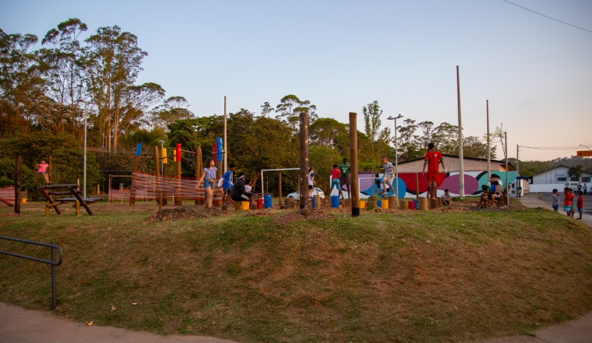 Parque Naturalizado do Conjunto Jefferson da Silva utiliza elementos naturais e estimula as brincadeiras das crianças ao ar livre (Warley Kenji/PMMC)