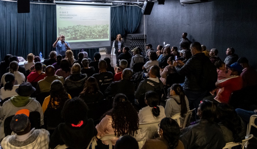 Romildo Campello e a adjunta Silvia Zamai atenderam um total de 300 pessoas, em duas reuniões, para explicar como será o trabalho de regularização no local (Divulgação/PMMC)