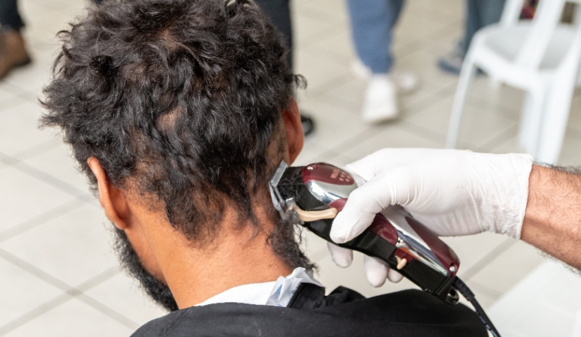 Fundo Social de Mogi levou serviços de corte de cabelo a moradores da Abomoras, nesta quarta-feira (17/09) - (Divulgação - PMMC)