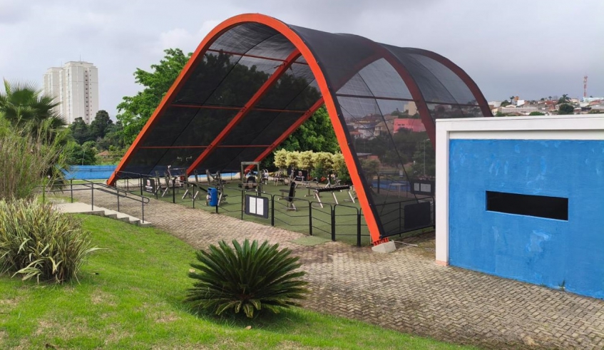 Nova cobertura na Academia do Jovem foi instalada após fiscalização da Secretaria Municipal de Esportes e Lazer e trará melhorias para a prática de atividades físicas (Divulgação/PMMC)