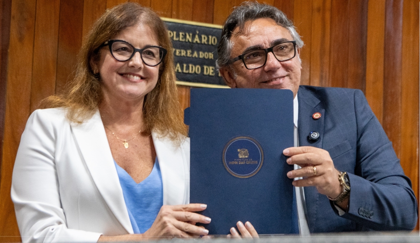 Prefeita Mara Bertaiolli encaminhou relatório da atividades da Administração Municipal em 2025 ao presidente da Câmara, José Francimário Vieira, o Farofa (Divulgação/PMMC)