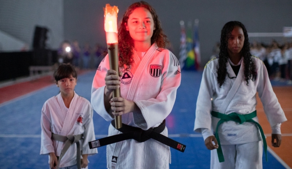 Prefeitura de Mogi das Cruzes - Notícias - Time de Queimada do Cempre  Oswaldo levanta a taça da 1ª Olimpíada e Paralimpíada da rede municipal de  ensino