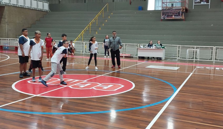 Prefeitura de Mogi das Cruzes - Notícias - Time de Queimada do Cempre  Oswaldo levanta a taça da 1ª Olimpíada e Paralimpíada da rede municipal de  ensino