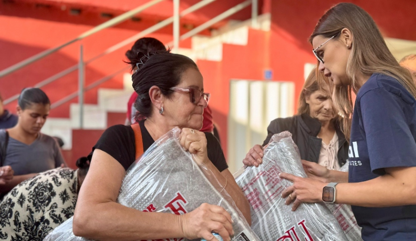 Cobertores da Campanha do Agasalho foram entregues a famílias em situação de vulnerabilidade. Foto: Divulgação - PMMC