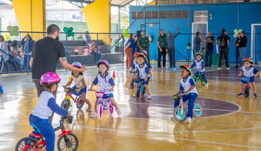 Cada uma das unidades contempladas recebe 35 bicicletas, além de cadeirinhas. triciclos adaptados, paraciclos, kit de ferramentas, bombas de pé, capacetes e squeezes. Foto: Divulgação/PMMC